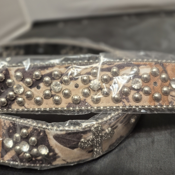 New With Tags Ladies Western Camo Rhinestone Cross Emblem Belt Size Medium main image 4